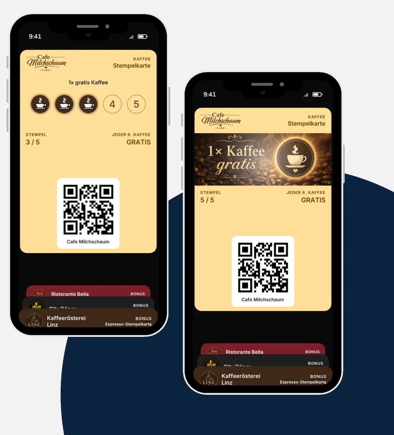 Zwei Smartphones mit derselben Kaffee-Stempelkarte: links der Zwischenstand mit 3 von 5 Stempeln, rechts die volle Karte mit freigeschalteter Belohnung „1× Kaffee gratis“.