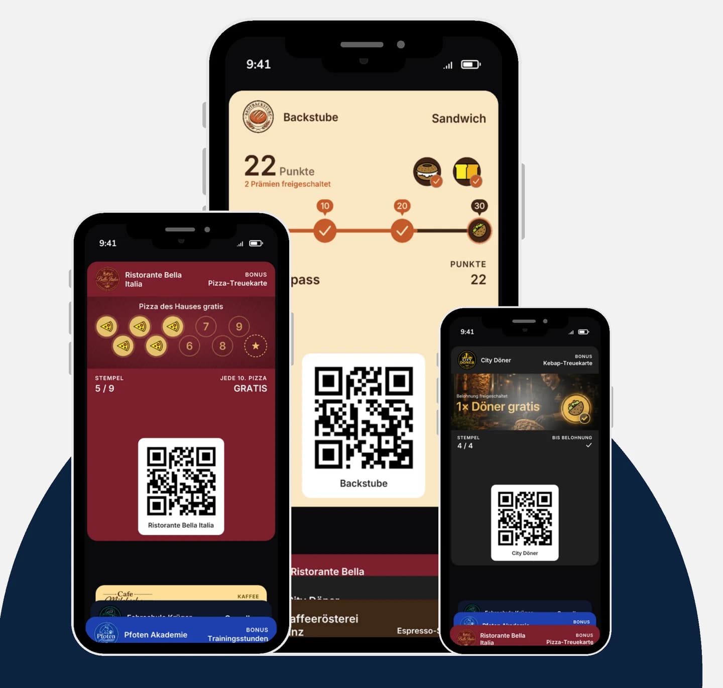 Drei Smartphones nebeneinander mit Wallet-Karten: eine Punktekarte einer Backstube mit 22 Punkten, eine Pizza-Treuekarte mit 5 von 9 Stempeln und eine Kebap-Treuekarte mit freigeschalteter Belohnung.